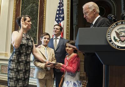 Ambasciatrice USA giura sulla Costituzione Americana in ebook con un Kindle