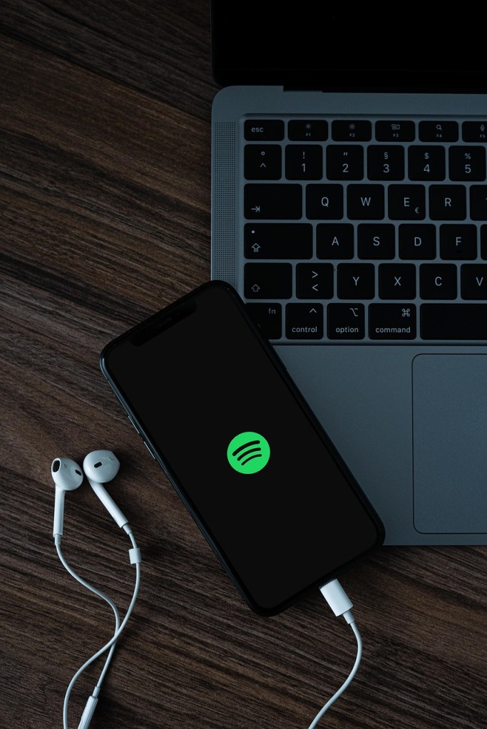 Come per i podcast, l’incursione di Spotify negli audiolibri ha lo scopo di aiutare ad espandere i suoi servizi oltre lo streaming musicale, generando allo stesso tempo maggiori flussi di entrate. In questo caso, è un’ovvia sfida al servizio Audible di Amazon, che ha una stretta sul mercato degli audiolibri. Nel 2022, Audible deteneva il 63,4% del mercato degli audiolibri, con circa 1,8 miliardi di dollari di vendite.
La mossa arriva anche mentre Spotify cerca di aggiungere valore ai suoi abbonamenti dopo il primo aumento dei prezzi in oltre un decennio lo scorso luglio. All'inizio di questa settimana, gli utenti di Spotify hanno anche notato che la società stava iniziando a testare l'inserimento di testi in-app dietro un paywall Premium.