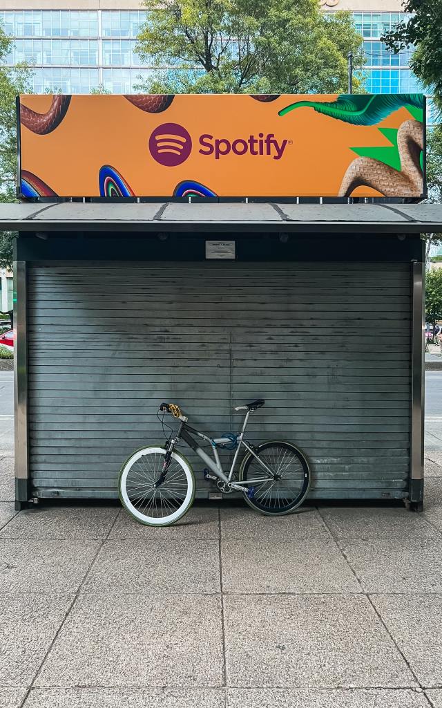 Come per i podcast, l’incursione di Spotify negli audiolibri ha lo scopo di aiutare ad espandere i suoi servizi oltre lo streaming musicale, generando allo stesso tempo maggiori flussi di entrate. In questo caso, è un’ovvia sfida al servizio Audible di Amazon, che ha una stretta sul mercato degli audiolibri. Nel 2022, Audible deteneva il 63,4% del mercato degli audiolibri, con circa 1,8 miliardi di dollari di vendite.
La mossa arriva anche mentre Spotify cerca di aggiungere valore ai suoi abbonamenti dopo il primo aumento dei prezzi in oltre un decennio lo scorso luglio. All'inizio di questa settimana, gli utenti di Spotify hanno anche notato che la società stava iniziando a testare l'inserimento di testi in-app dietro un paywall Premium.